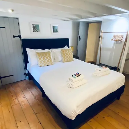 Spindrift: Harbourside Family Retreat In *