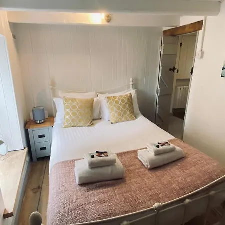 Spindrift Is A Beautiful Newly Refurbished Three Bedroom Private Family House Located On The Old Harbour And The Coastal Path In The Heart Of Beautiful