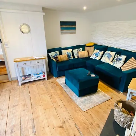 Spindrift: Harbourside Family Retreat In Polperro